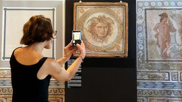 tarragona museo paleocristiano mujer sacando una fotografia turismo religioso en españa