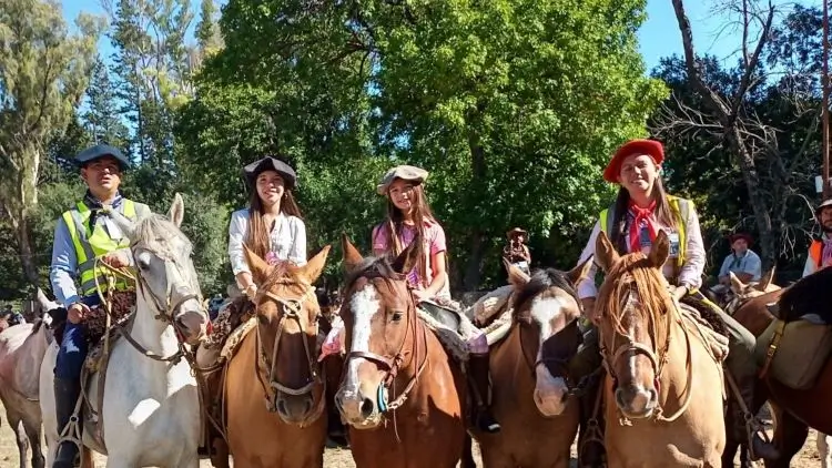 Ivana Gallardo (izq) en una etapa de la Cabalgata Brocheriana