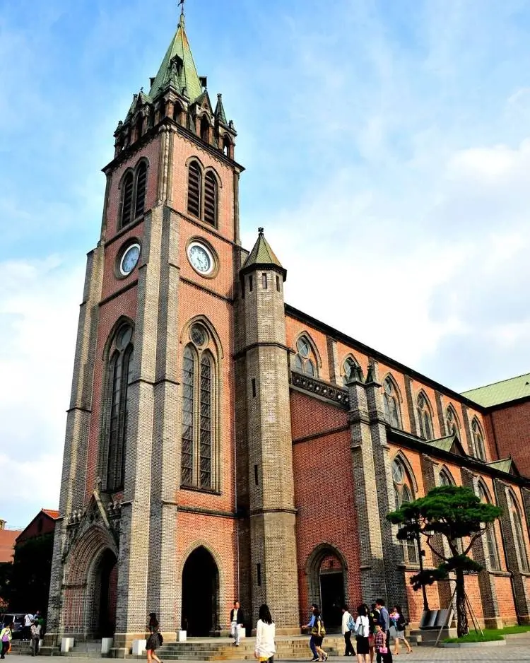 La imagen muestra la Catedral de Myeongdong (Catedral de la Inmaculada Concepción de la Virgen María) en Seúl, Corea del Sur. 