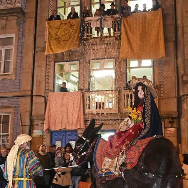 La imagen capturada muestra un momento de la Procesión de la Borriquita (Procissão da Burrinha) en Braga, Portugal. Esta festividad forma parte de las celebraciones de Semana Santa en la región de Minho y es una de sus tradiciones más importantes.