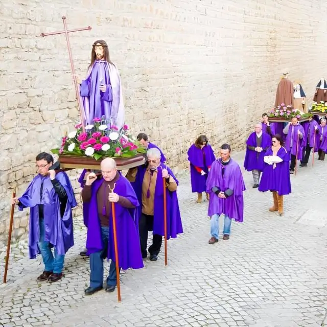 La imagen captura una procesión de Semana Santa, un evento tradicional cristiano que conmemora la Pasión de Cristo. 