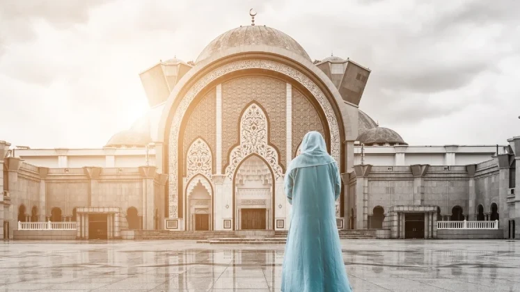 musulmana frente a la gran mezquita en filipinas Planear un Viaje de Turismo Religioso Consejos Extras