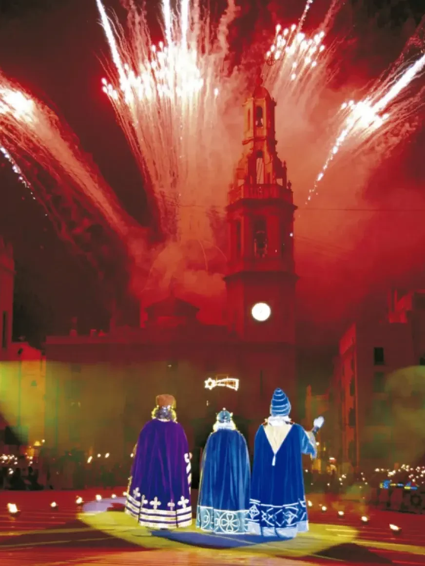 Reyes Magos llegan a la Plaza de España, donde comenzaron a "adorar" al Niño Jesús, con fuegos artificiales y música clásica sumando ese espectáculo al acto Crédito recordrentacar.com 