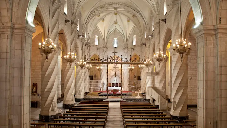 Vista de las particulares columnas en la Iglesia Arcedianal de Santiago en Villena