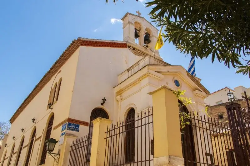 La iglesia Panagia Chrissospiliotissa en atenas