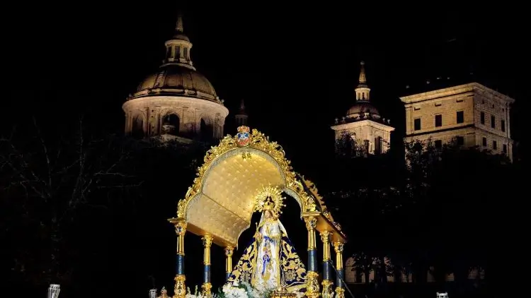 Virgen de Gracia de fondo el Monasterio en San Lorenzo de El Escorial