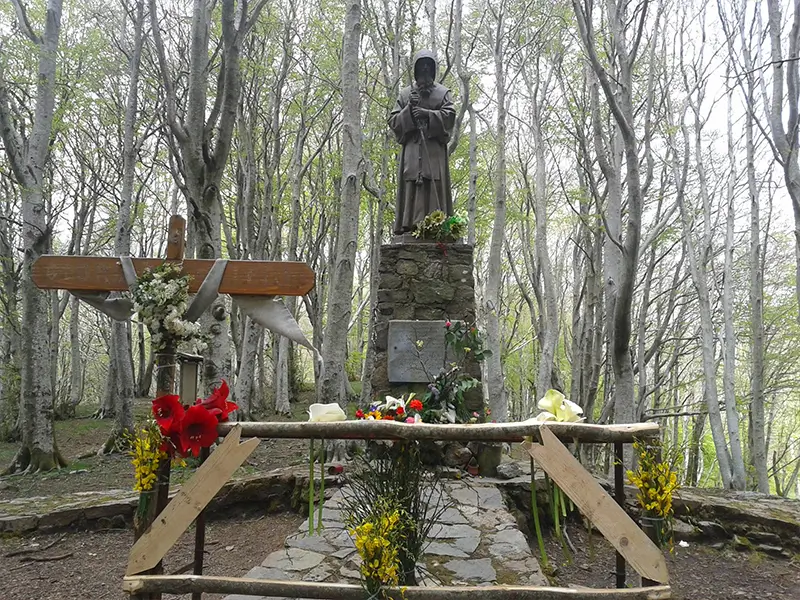 La estatua de bronce de San Francisco en el paso “Croce di Paola y Montalto” (1158 msnm).