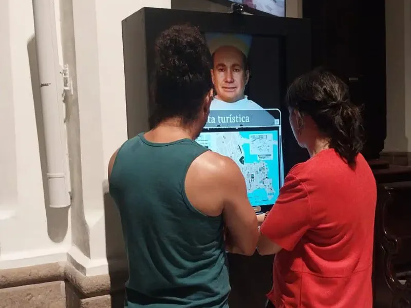 En la Catedral de Panama viejo el avatar del obispo Tomás de Berlanga da la bienvenida y muestra un mapa interactivo del Casco Antiguo. Cortesía.