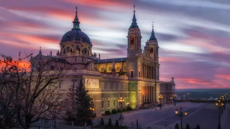 turismo religioso en madrid vista de la catedral de al almundena al atardecer