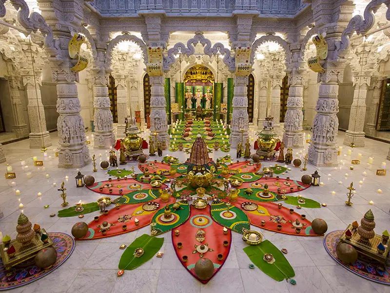 Para ver una vista panorámica de 360° del santuario interior, Templo de Neasden