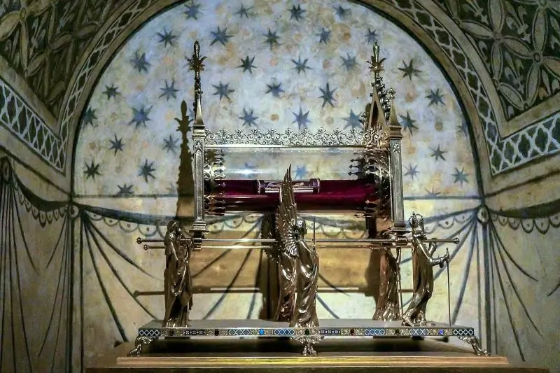 El relicario de Santa Magdalena en la cripta de la Basílica de Sainte-Marie-Madeleine_de_Vézelay, Vézelay Yonne, Borgoña, Francia