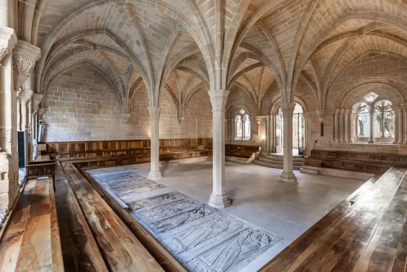 La sala capitular es el lugar más importante del monasterio de santa maria de poblet después de la iglesia, y solía ser el sitio donde se enterraban los abades.