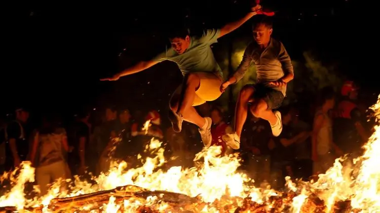 la fiesta de san juan en españa en las islas canarias lo jovenes saltan sobre fogatas