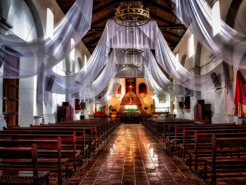 La imagen muestra el interior de la Iglesia de San Francisco de Asís en Panajachel, Guatemala.