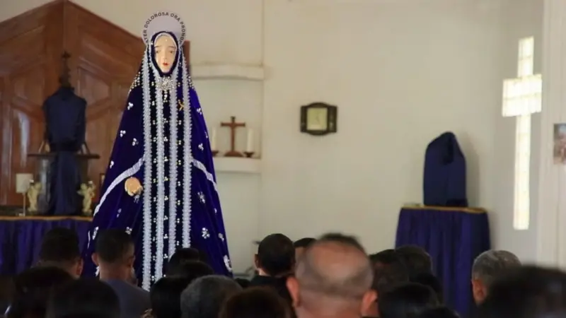 Los peregrinos visitan la Capilla Tuan Ma en Larantuka para realizar la procesión del Iftar, o besar a Tuan Ma, que se considera la encarnación de Nuestra Señora · BBC News Indonesia
