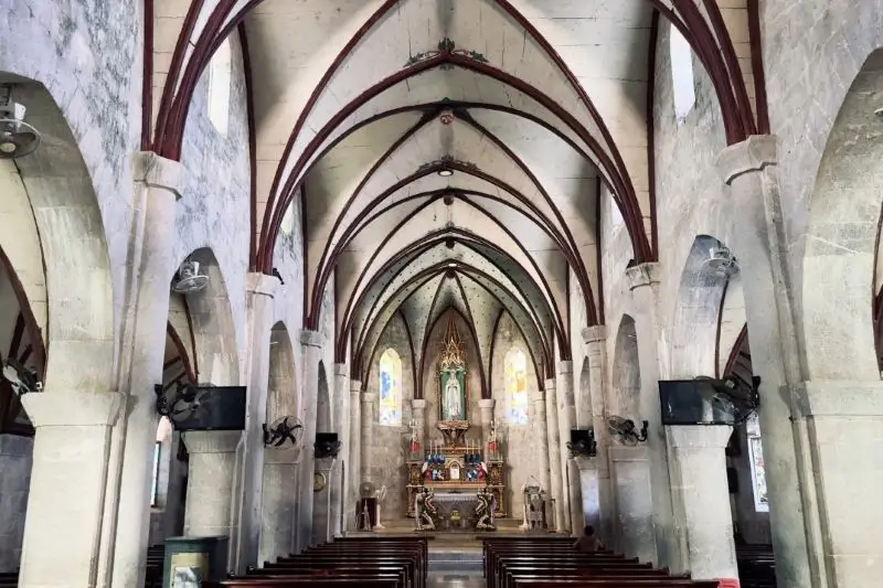 Interior de la Iglesia de Piedra de Bao Nham