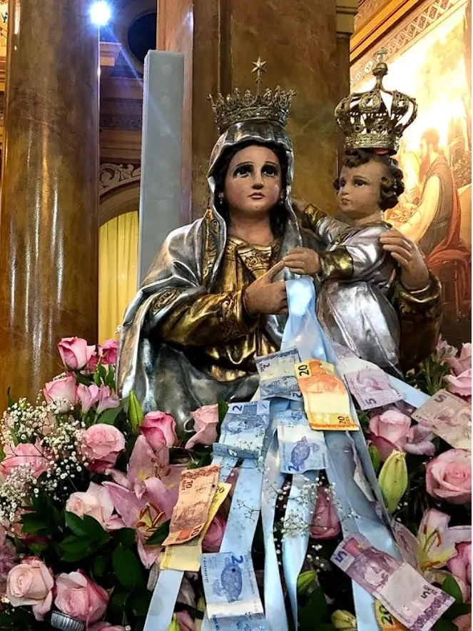 Imagen procesional antes de salir de la parroquia de Nuestra Señora Achiropita 