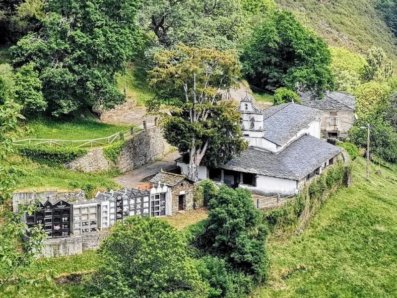 Vista del Santuario de Nuestra Señora de Pastur a su lado el cementerio del pueblo de Illano patrimonio Religioso de Asturias
