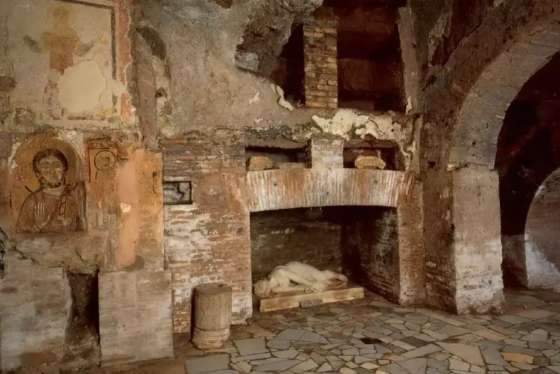 Descubre el origen de uno de los cementerios romanos más antiguos de la Ciudad Eterna con esta visita guiada por las Catacumbas de Priscila.