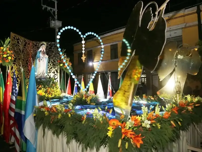 Desfile de carros alegóricos en la Romería de Aguascalientes