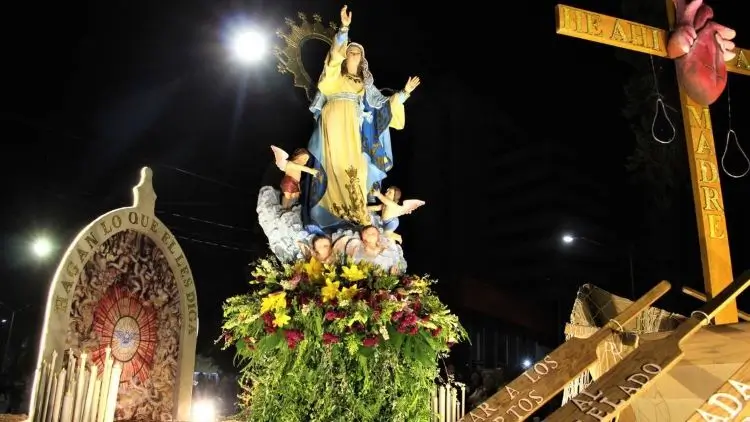 Carro alegórico iluminado durante la Romería en Aguascalientes, parte del desfile en honor a la Virgen de la Asunción