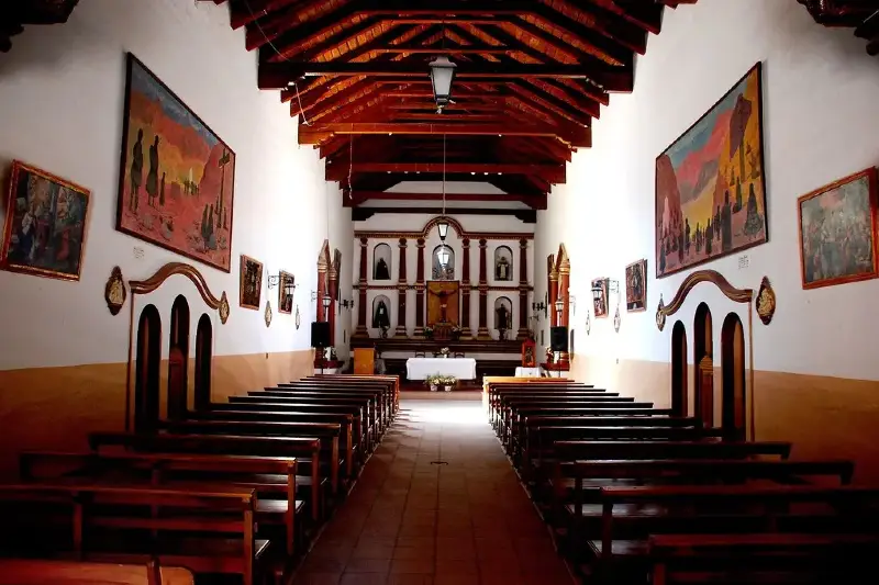 interior de la iglesia de tilcara en el recorrido del tren solar