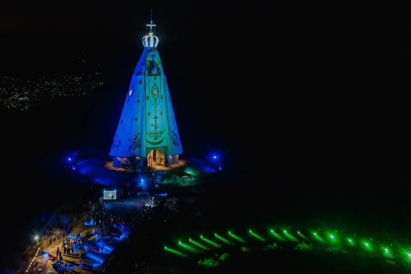 Vista nocturna de la colosal imagen de nuestra señora del valle