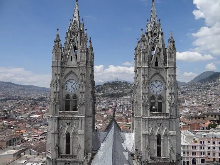 La imagen muestra las torres de la Basílica del Voto Nacional en Quito, Ecuador. 