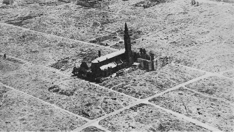 La iglesia indemne entre la desolada destruccion a su alrededor Varsovia Iglesia San Agustin