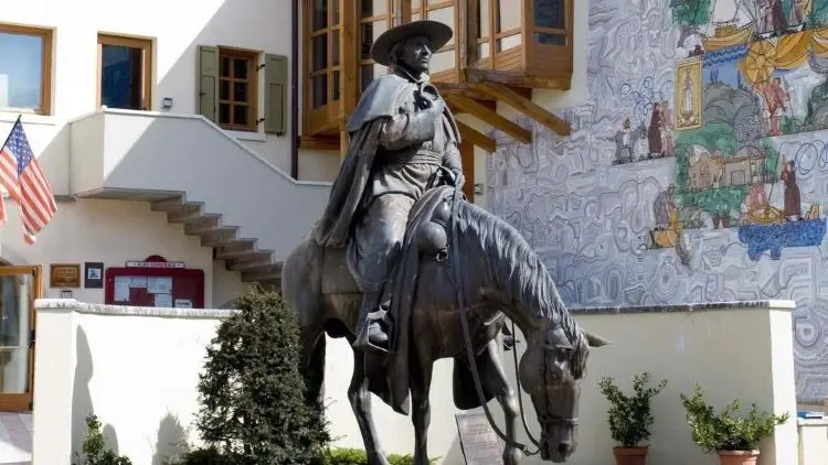Monumento al Padre Kino en Segno, al fondo el Museo