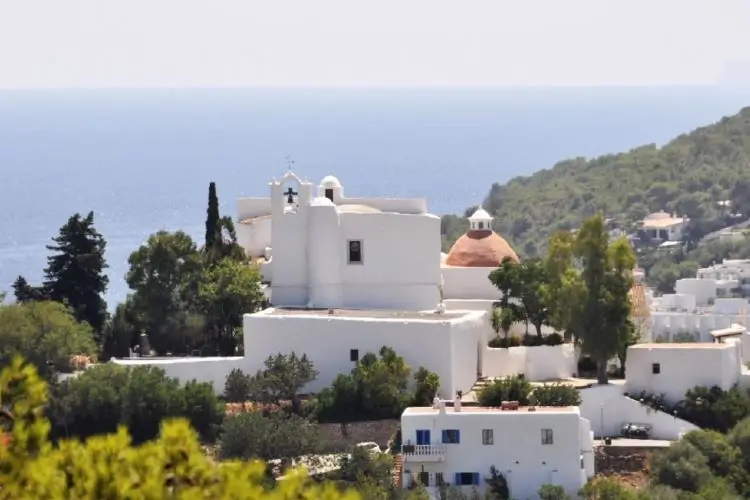 La iglesia de Santa Eulàlia o iglesia de Puig de Missa corona un montículo de 52 metros de altura sobre el nivel del mar