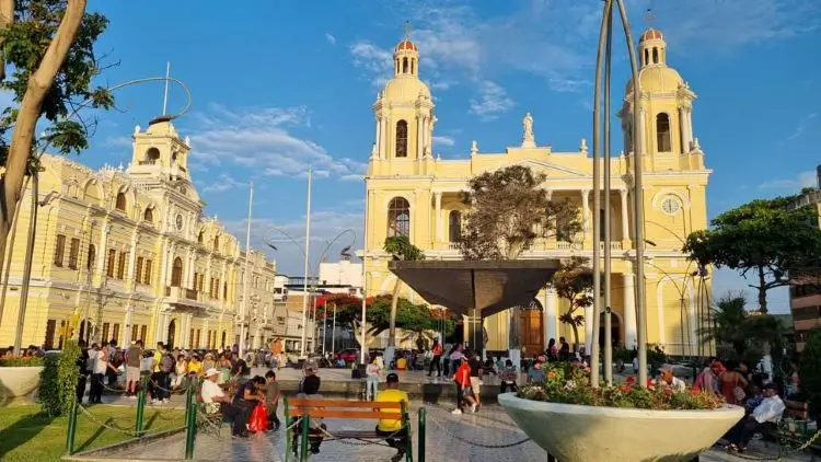 La imagen muestra la Catedral de Chiclayo y el Palacio Municipal ubicados en el Parque Principal (Plaza de Armas) de la ciudad de Chiclayo, en la región Lambayeque, en el norte del Perú. La ruta de León