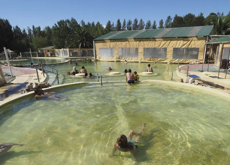 La imagen muestra el complejo Termas del Salado, ubicado en General Belgrano, Provincia de Buenos Aires, Argentina. 