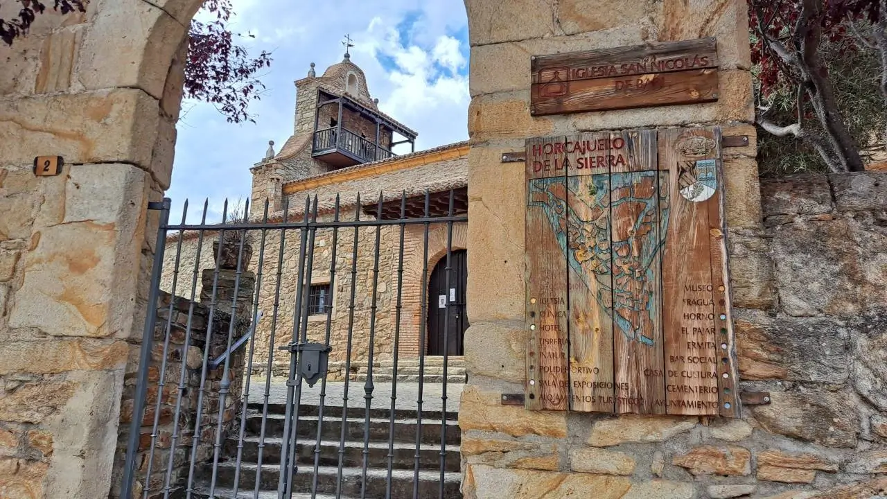 Iglesia san nicolas de bari en horcajuelo de la sierra en la sierra norte de madrid