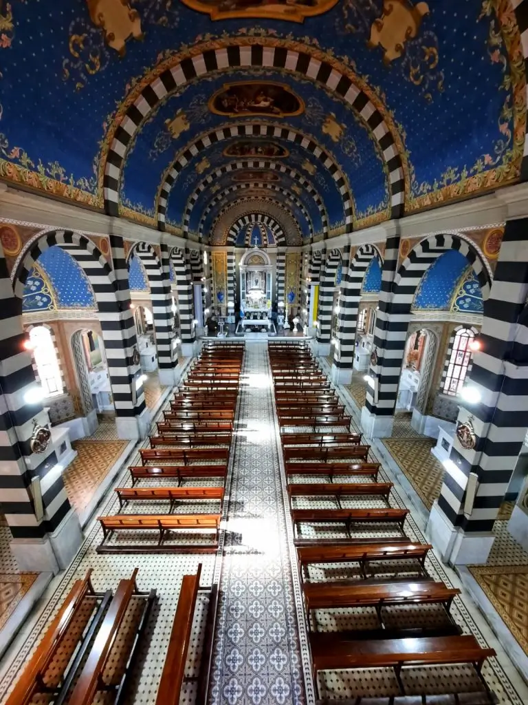 La imagen muestra el interior del Santuario de María Auxiliadora en Fortín Mercedes, provincia de Buenos Aires, Argentina. 