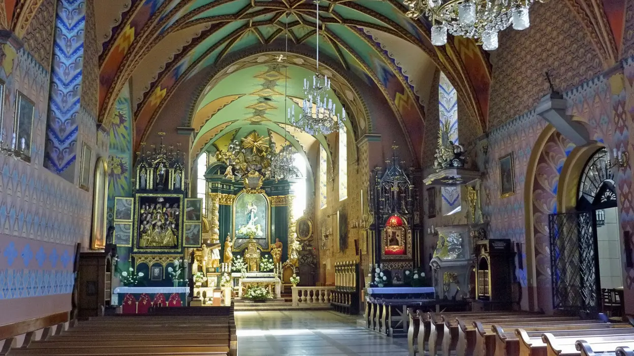 Interior detallado de la histórica Catedral natividad de maria revelando su rica decoración barroca, impresionantes frescos en el techo, intrincados altares dorados y una atmósfera de serenidad. Un destino clave para el turismo religioso y cultural en Polonia