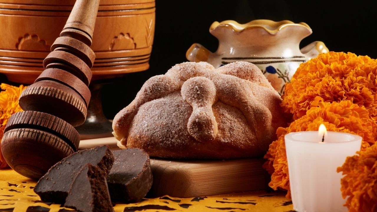 Ofrenda de Pan de Muerto, chocolate y cempasúchil para las Comidas del Día de Muertos en México