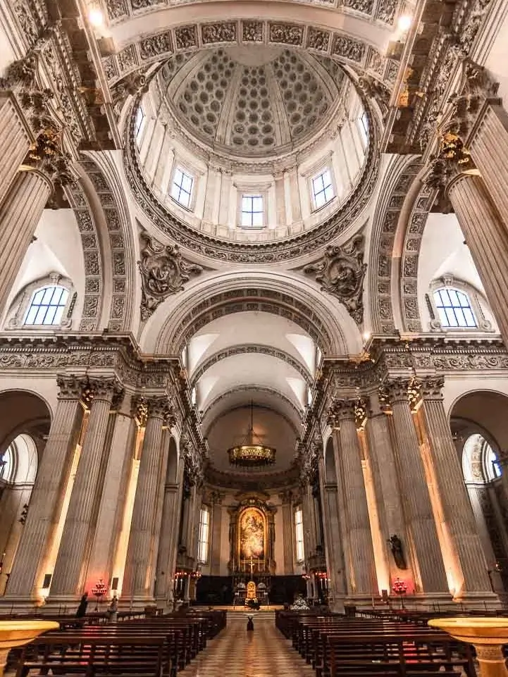 La imagen muestra el interior de la Catedral Nueva (Duomo Nuovo) en Brescia, Italia. 