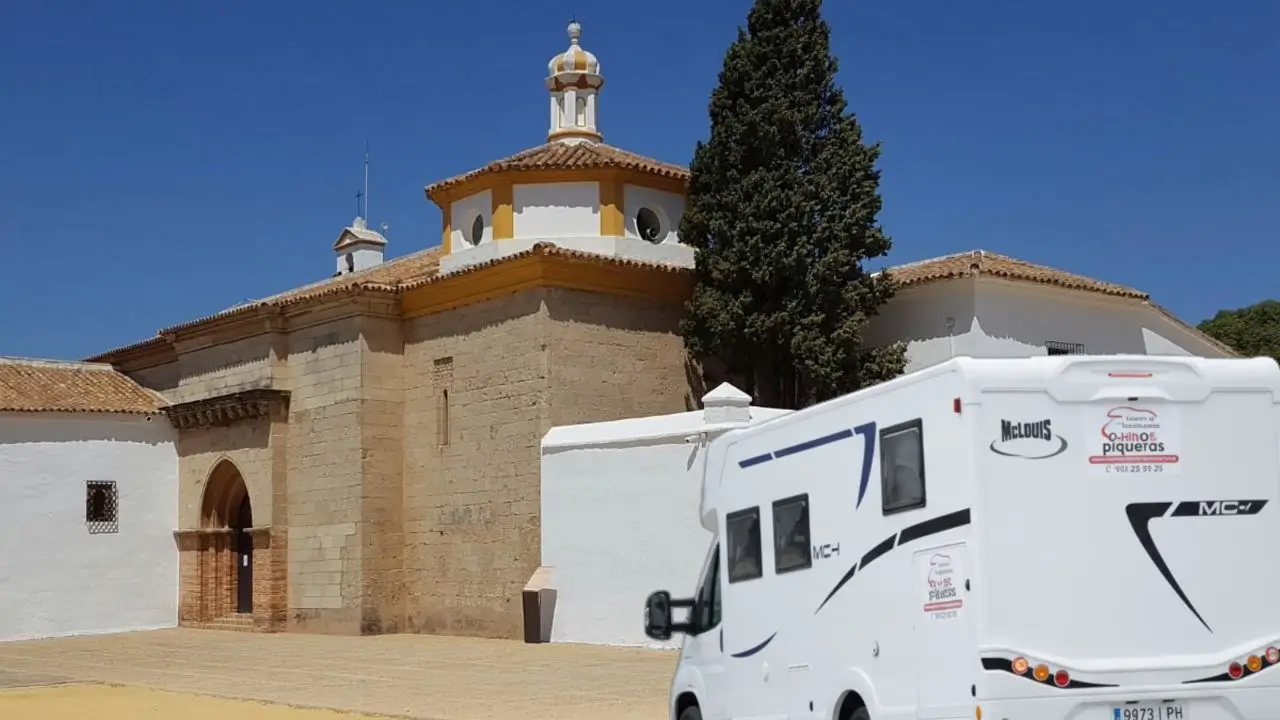 Autocaravana estacionada frente a la Ermita de El Rocío, destino clave del turismo religioso en Andalucía
