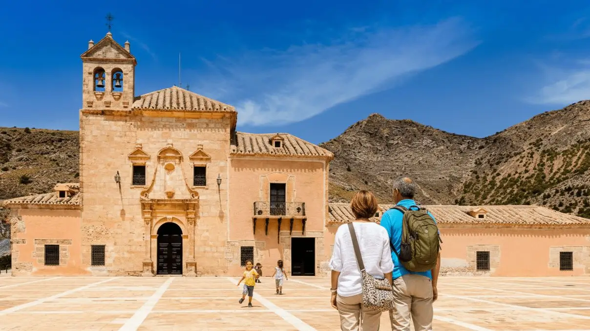 Pareja contemplando el Santuario de la Virgen del Saliente, un hito del turismo religioso en Almería