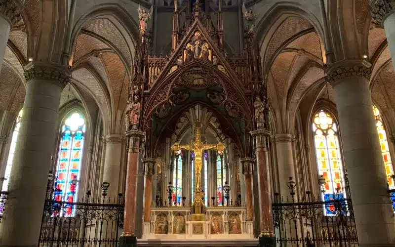 Interior 360º de la Nueva Catedral de Linz, Austria, destacando el altar dorado y vidrieras coloridas
