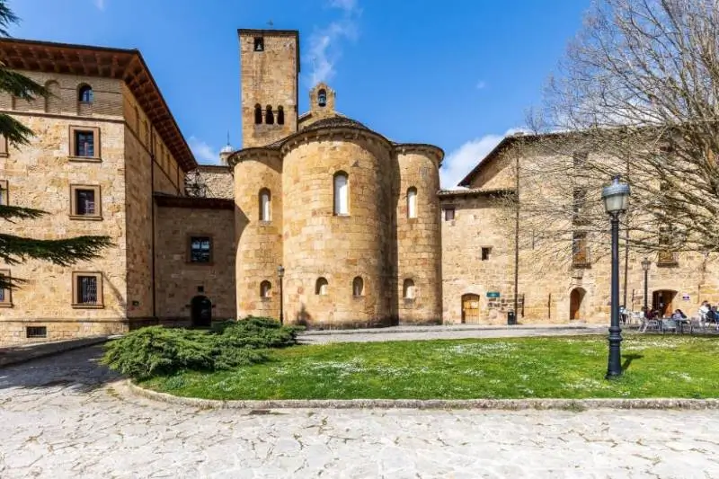 La imagen muestra el Monasterio de Leyre (o San Salvador de Leyre), un monasterio benedictino milenario ubicado en la ruta del vino de España en navarra