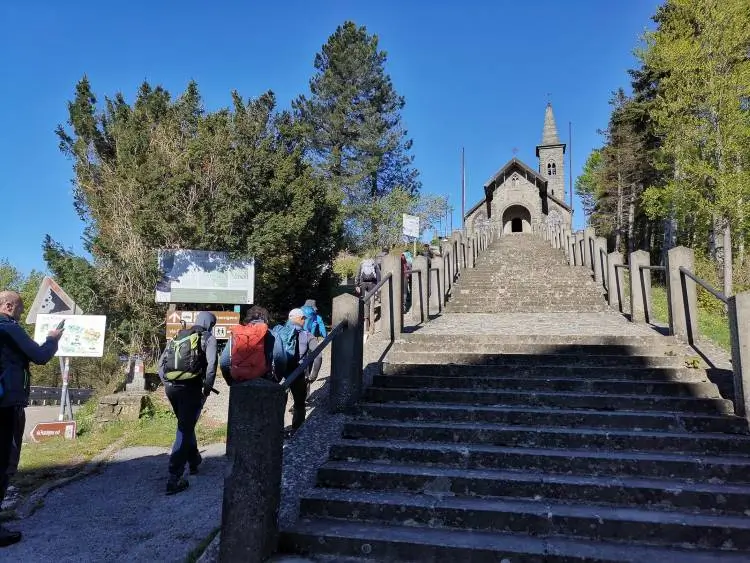 La imagen muestra el Santuario de Nuestra Señora de la Guardia (Santuario della Madonna della Guardia) en el Paso de la Cisa, Italia. 