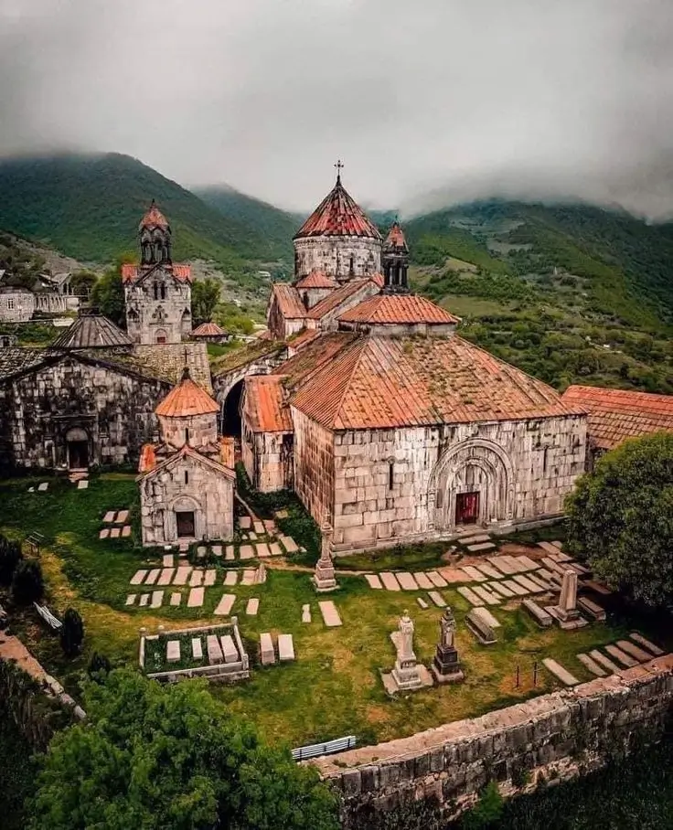 la imagen muestra el Monasterio de Haghpat, también conocido como Haghpatavank, es un complejo monástico medieval ubicado en la provincia de Lori, Armenia. Es un sitio del Patrimonio Mundial de la UNESCO y una obra maestra de la arquitectura religiosa armenia. 