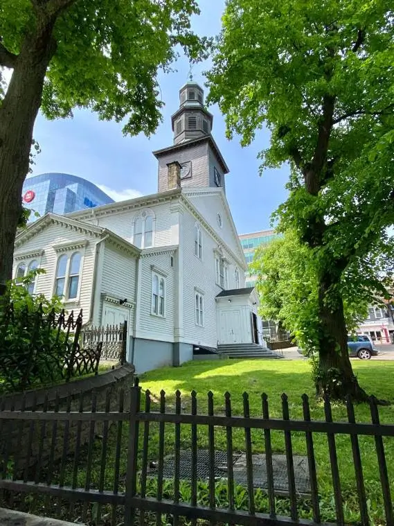 La imagen muestra la Iglesia de San Pablo en Halifax, Nueva Escocia, el edificio religioso anglicano más antiguo de Canadá
