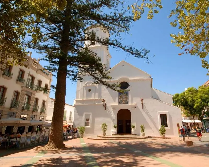 la imagen muestras la iglesia de El Salvador en la plaza de cavana en najera