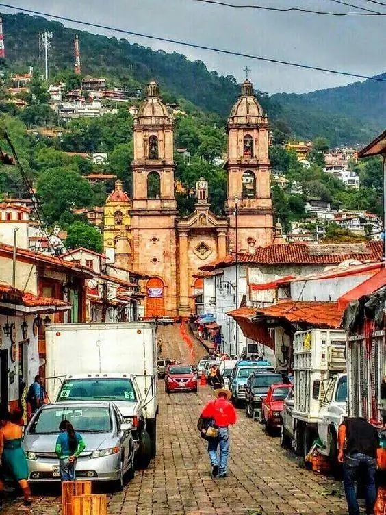 La iglesia principal que aparece en la imagen es la Parroquia de San Francisco de Asís en Valle de Bravo, México