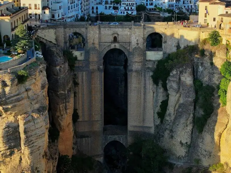 La imagen muestra el Puente Nuevo en la ciudad de Ronda, España. Es un símbolo emblemático de la ciudad y una obra maestra de la ingeniería.