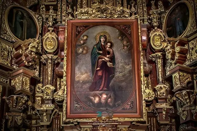 La imagen muestra el impresionante retablo principal de la Parroquia de Nuestra Señora de las Nieves en Palmillas, Tamaulipas, México.