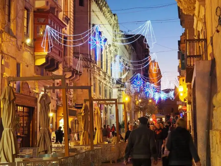La imagen muestra la decoracion de las calles durante navidad en Malta